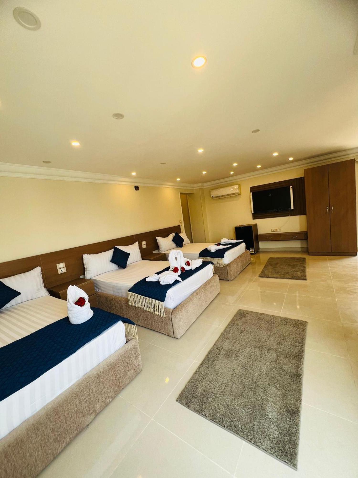 Town Hotel Kairo Bagian luar foto