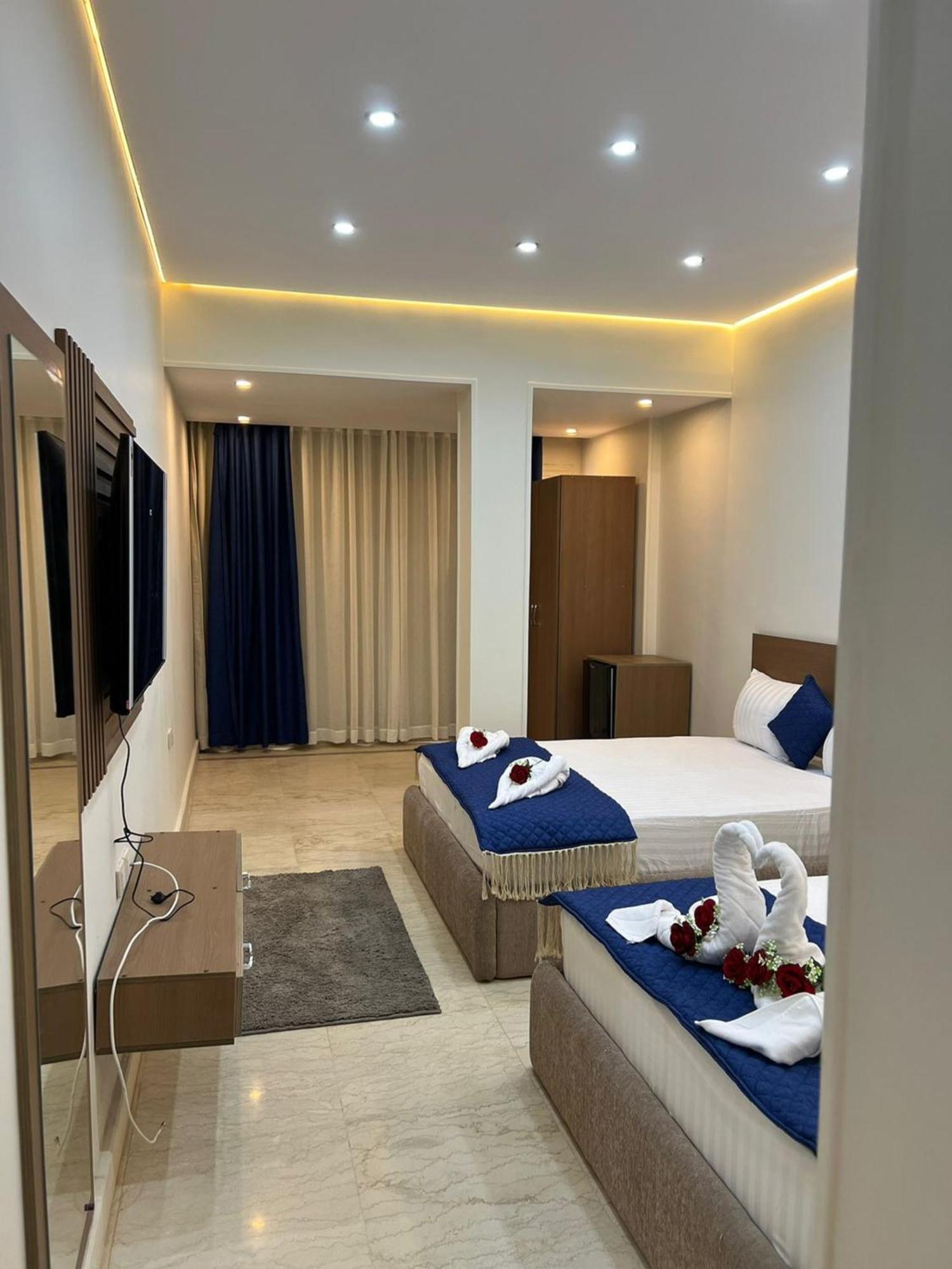 Town Hotel Kairo Bagian luar foto